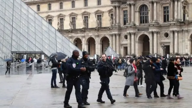 جنود فرنسيون ينتشرون قرب الأماكن الحساسة