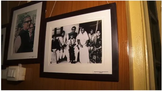 বেকার হোস্টেলের ২৪ নম্বর কক্ষে রয়েছে শেখ মুজিবুর রহমানের অনেক ছবি।