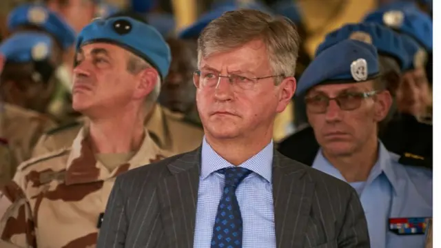 Umukuru w'ibikorwa bya ONU byo kubungabunga amahoro ku isi, Jean Pierre Lacroix (hagati)