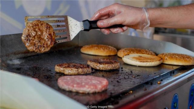 机器人装备有太多传感器，比人类厨师更能准确判断汉堡有没有烤熟。
