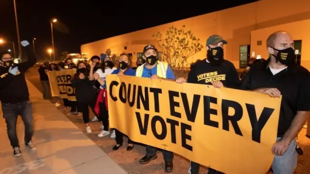 بعض أنصار يطالبون بفرز جميع الأصوات.