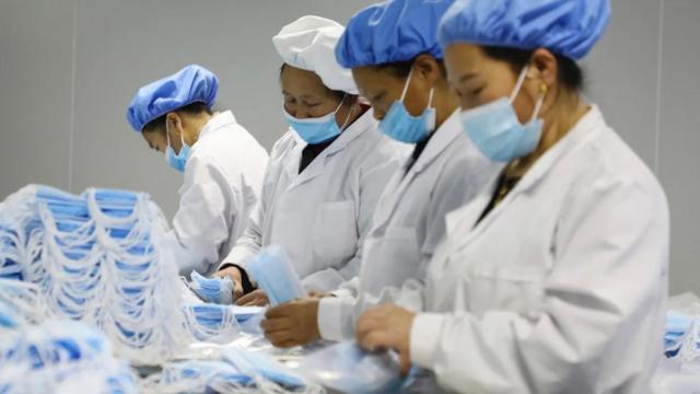 Trabalhadoras chinesas produzindo máscaras