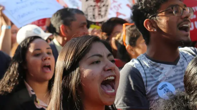 Jovens gritambetsbola o bomprotesto para manter o Daca