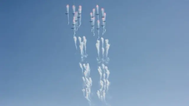 Indege za gisirikare zashushanyije umubare 70 mu kirere mu kwizihiza isabukuru y'imyaka 70 y'iki gihugu