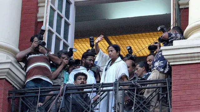 તારીખ 20 મે 2011ના પશ્ચિમ બંગાળના મુખ્ય મંત્રી પદની શપથ લઈને રાઇટર્સ બિલ્ડિંગથી હાથ હલાવીને સમર્થકોનું અભિવાદન કરતાં મમતા બેનરજી