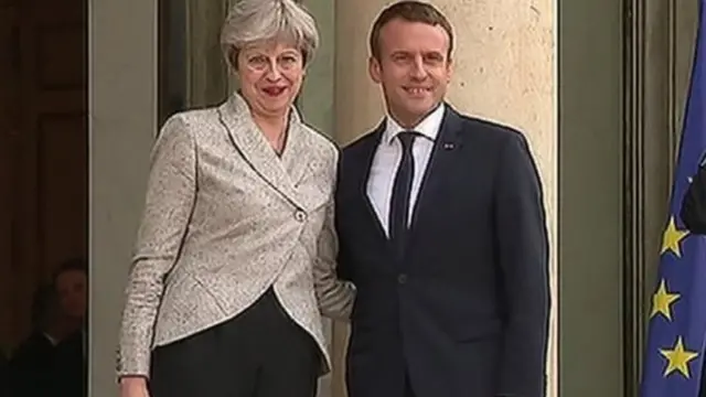 Waziri Mkuu wa Uingereza Bi Theresa May(kushoto) na rais wa Ufaransa Emmanuel Macron