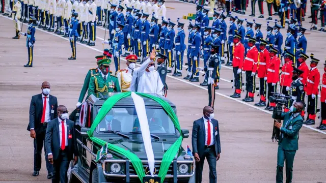 Buhari ana masa fareti
