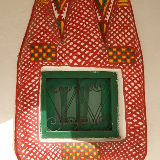 Les intérieurs des maisons sont décorés de manière vibrante, avec des récipients en cuivre et des miroirs qui réfractent la lumière autour de la pièce.