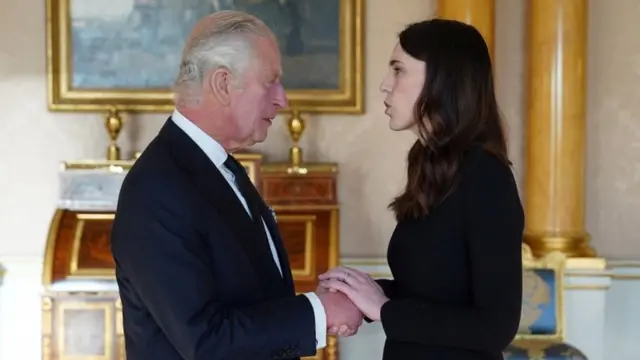 Primeira-ministra da Nova Zelândia, Jacinda Ardern, presta condolências ao rei Charles 3º no palácioBuckingham,Londres