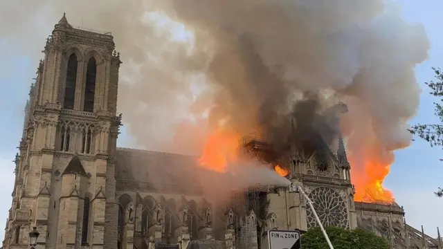 Notre-Dame ගින්න