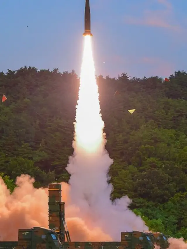 Проведенные в понедельник учения имитировали нападение на ядерный полигон, где КНДР проводит свои ядерные испытания. Ракеты выпускались с земли и с воздуха.