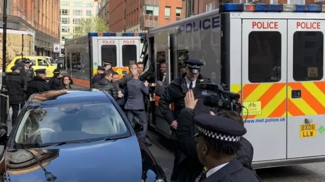 Le 11 avril, Assange a été jeté dans un fourgon de police, devant l'ambassade de l'Equateur à Londres, après que son statut de réfugié a été révoqué.
