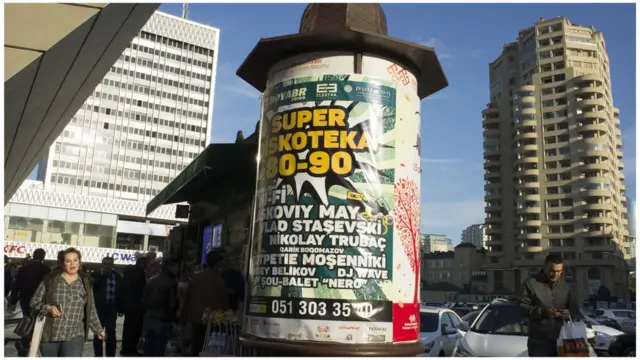 Уличная афиша со "звездами" 80х - 90х