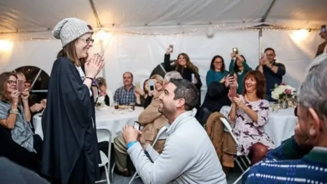 แขกเหรื่อที่มางานต่างคิดว่านี่คือการฉลองหมั้น ไม่มีใครคาดคิดว่าทั้งคู่จะแต่งงานกันในอีก 2 ชั่วโมงต่อมา