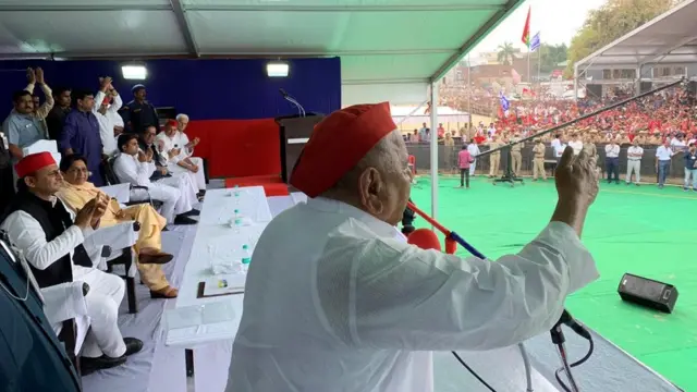 मैनपुरी रैली: 'दल और दिल मिलने' के बावजूद राजनीतिक हैसियत की मापतौल होती रही