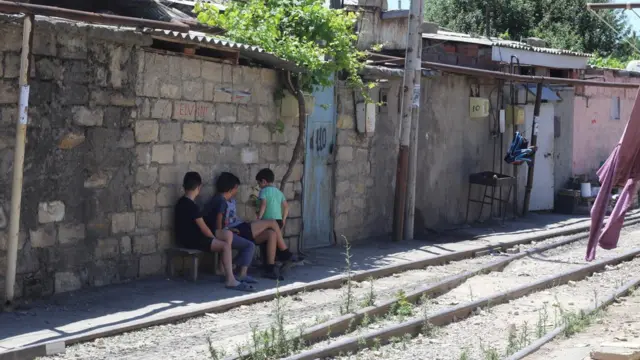 Şanxayda uşaq bağçası yoxdur və uşaqlar dəmiryolu xəttinin yanında oynayırlar.