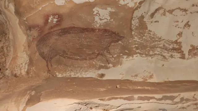 印尼岩洞中发现的史前图画——猪和手掌印