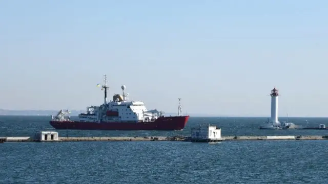 Криголам "Джеймс Кларк Росс" вже під українським прапором вперше заходить до порту в Одесській затоці