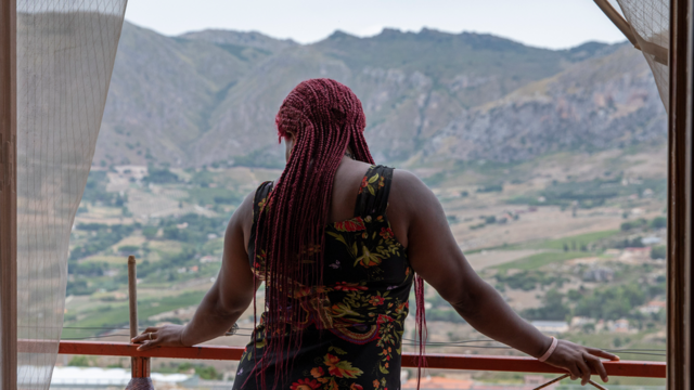 Une femme nigériane dans un refuge pour femmes victimes de la traite en Sicile, Italie