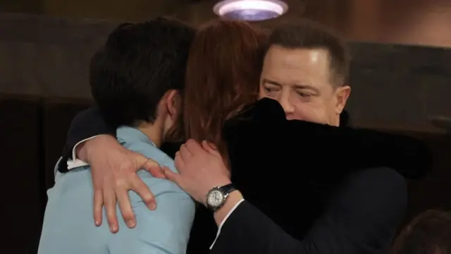 受賞を、息子2人と喜ぶフレイザーさん