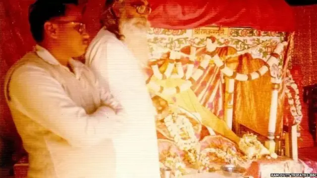 मशिदीत भगवान रामाची बालरुप मूर्ती ठेवण्यात आली. जी 22/23 डिसेंबरच्या रात्री प्रकट झाली, अथवा तत्कालीन जिल्हाधिकाऱ्यांच्या सहकार्याने ठेवण्यात आली होती.