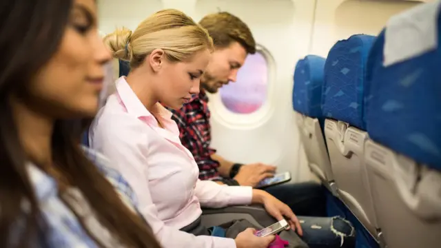Tres personas en un avión