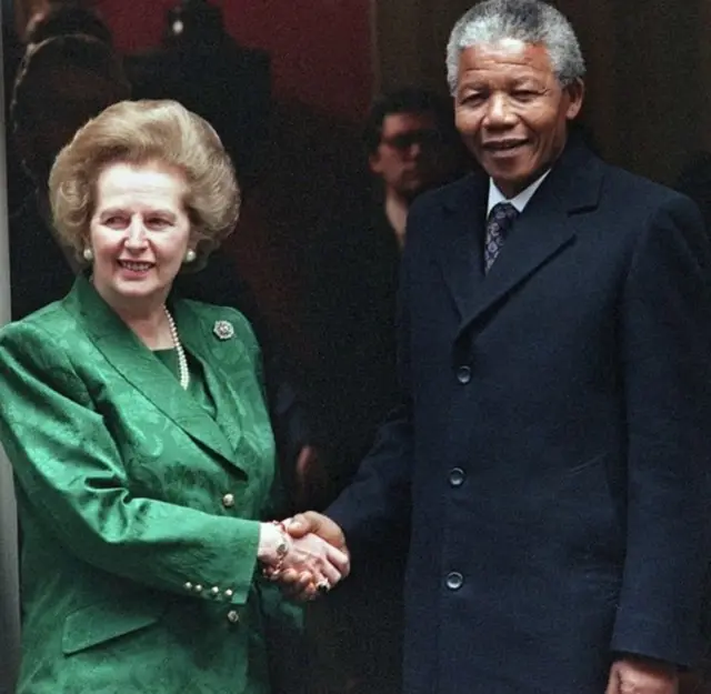 બ્રિટનના વડાપ્રધાન માર્ગરેટ થેચર અને નેલ્સન મન્ડેલા