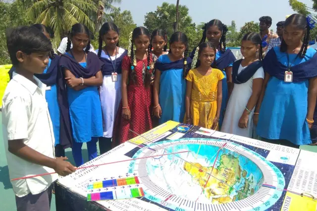 ఖగోళ దర్పణం గురించి వివరిస్తున్న విద్యార్థి తేజ