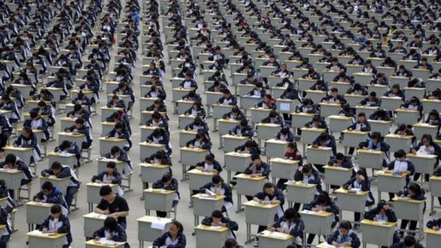 全中国约1000万名考生上星期参加了今年的高考考试。