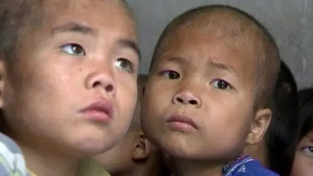 멍하니 어딘가를 응시하는 북한 어린이들