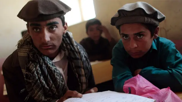 د ښاغلي اباسین په وینا راتلونکو ته د اتلانو تاریخ هم په هغه صورت کې پاتې کېدای شي چې ژبه د تعلیمي نصاب برخه شي