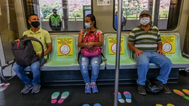 Pessoas usando máscaras no metrôcodigo bonus sorte esportivaMedellín.