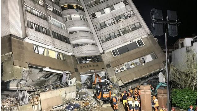 云门翠堤大楼在地震中倒塌，下方一二层楼是「漂亮生活旅店」，深受许多外国游客喜爱。