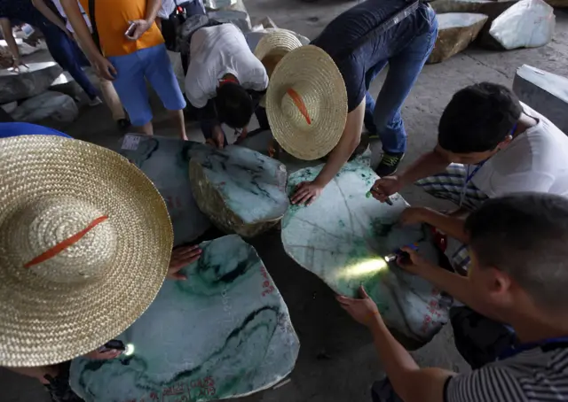 ၂၀၁၆ ဇူလိုင်လက ပြုလုပ်ခဲ့တဲ့ နေပြည်တော် ကျောက်မျက်အရောင်းပြပွဲတစ်ခု