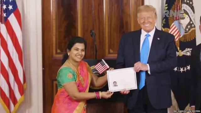 ਸਾਫਟਵੇਅਰ ਡੈਵਲੇਪਰ ਸੁਧਾ ਸੁੰਦਰੀ ਨਰਾਇਣ ਰਾਸ਼ਟਰਪਤੀ ਡੌਨਲਡ ਟਰੰਪ ਕੋਲੋਂ ਸਿਟੀਜ਼ਨਸ਼ਿਪ ਸਰਟੀਫਿਕੇਟ ਲੈਂਦੀ ਹੋਈ
