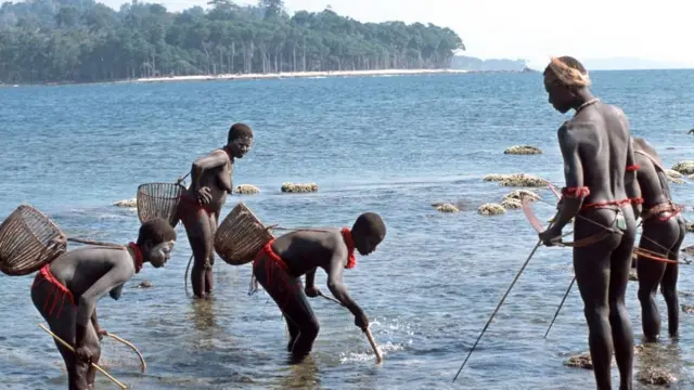 అండమాన్, నికోబార్ దీవులలో అనేక భాషలు ఇప్పటికే అంతరించిపోయాయి.