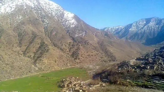 د پیښې سیمه د ولسوالۍ له مرکز ډیره لرې ده او سړک نه دی ور تېر شوی.