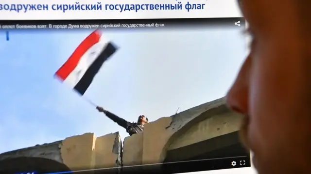 Rus medyasında yer alan ve 12 Nisan'da çekilen bu fotoğrafta Duma'da Suriye bayrağı görülüyor.