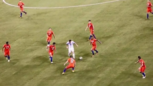 الصورة التي نشرها سكالوني لميسي عندما قرر اعتزال اللعب الدولي في عام 2016