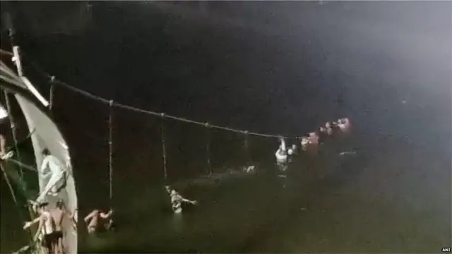 मोरबी में मच्छु नदी पर बने संस्पेशन ब्रिज पर हुई थी दुर्घटना.