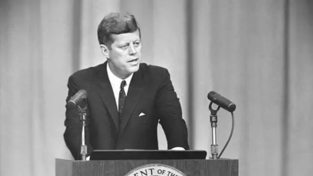 1962ல் காஸ்ட்ரோவிற்கு ஒரு பெரிய சோதனை வந்தது. அமெரிக்க அதிபர் கென்னெடி கியூபாவில் இருந்து சோவியத் ஒன்றியத்தின் ஏவுகணைகளை நீக்குமாறு எச்சரிக்கை செய்தார்.