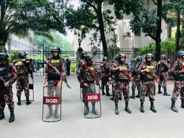 ढाकामा सुरक्षाकर्मीहरू 