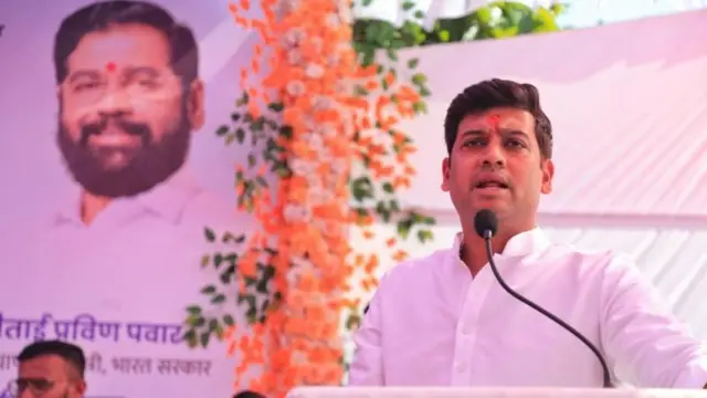 शिवसेनेच्या शिंदेगटाचे खासदार डॉ. श्रीकांत शिंदे यांनी टीका केली. 