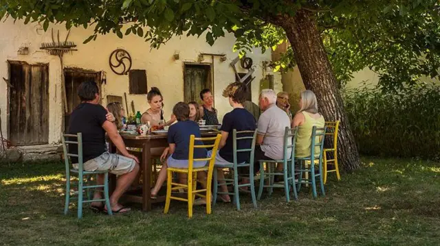 ኣብ ሓደ መኣዲ ዝተቐመጡ ሰባት