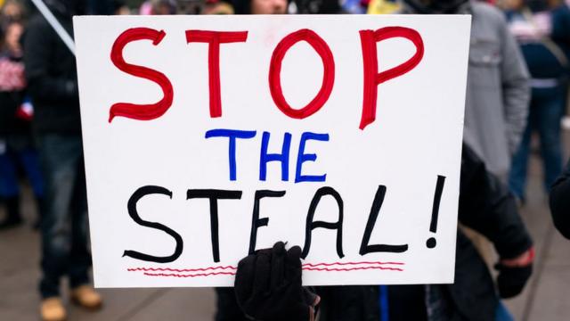 Cartaz com a mensagem: Stop the Steal