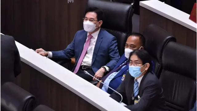 นายจุรินทร์ ลักษณวิศิฏฐ์ หัวหน้า ปชป. เจ้าของร่างแก้ไขรัฐธรรมนูญฉบับนี้ ร่วมขานมติเห็นชอบกับร่างของเขา