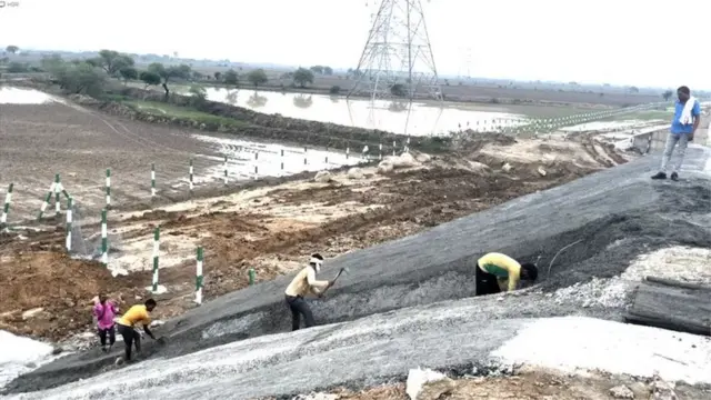 బుందేల్‌ఖండ్ ఎక్స్‌ప్రెస్ వేపై కొనసాగుతున్న పనులు