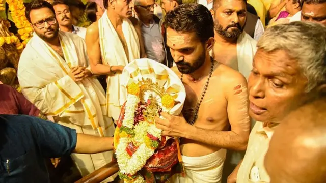 સબરીમાલા મંદિરના દેવતા ઐયપ્પાની મૂર્તિ સાથે પૂજારી