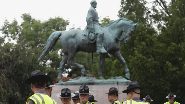 Полицейские штата Вирджиния у памятника генералу Ли в Шарлоттсвилле