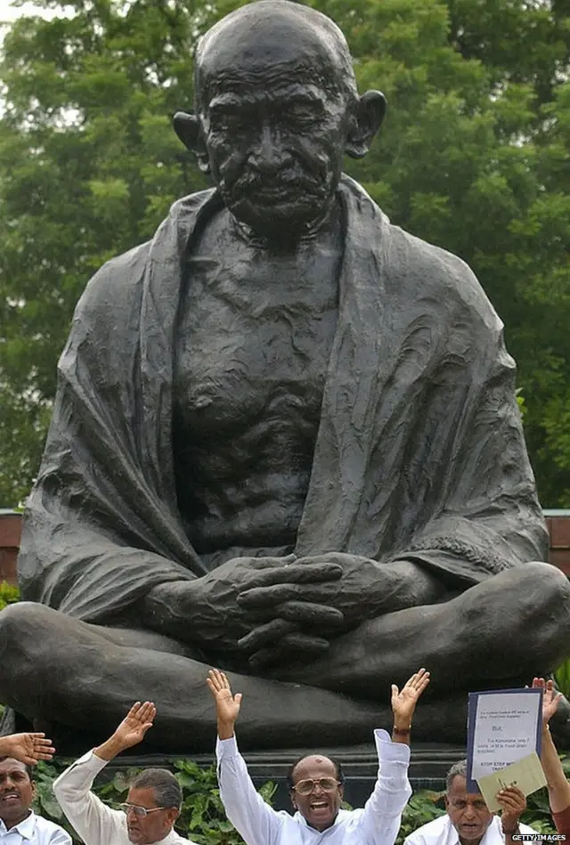 संसद परिसर में स्थापित महात्मा गांधी की प्रतिमा.